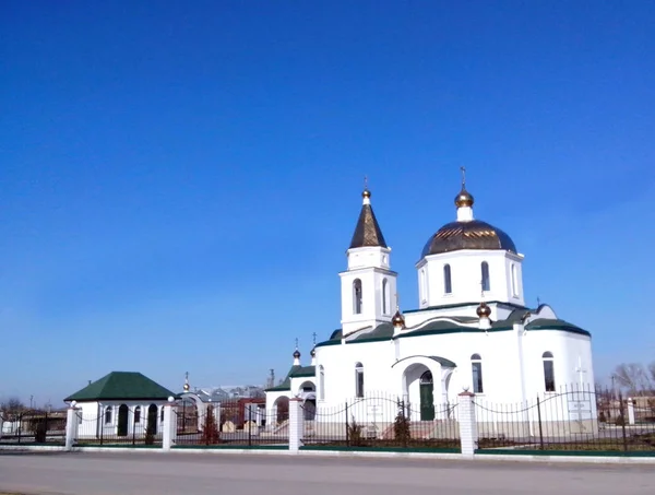 Biały rosyjski świątyni — Zdjęcie stockowe