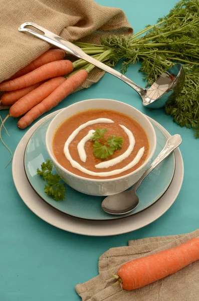 Cuenco de sopa de zanahoria fresca con cucharón de plata — Foto de Stock