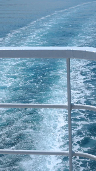 Cruise Ship Korkuluklar ve Ocean Wake — Stok fotoğraf