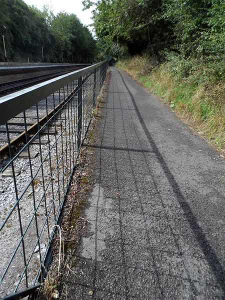 Pista ciclabile In esecuzione Accanto alla linea ferroviaria — Foto Stock