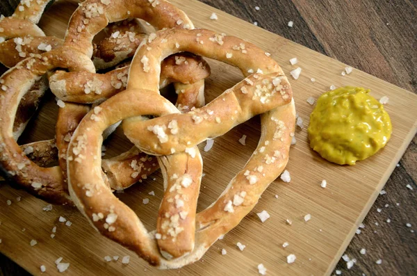 Bavyera Alman simit Bar aperatifler ve hardal