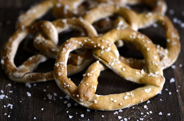 Tuzlu taze hamur simit karanlık rustik ahşap masa üzerinde