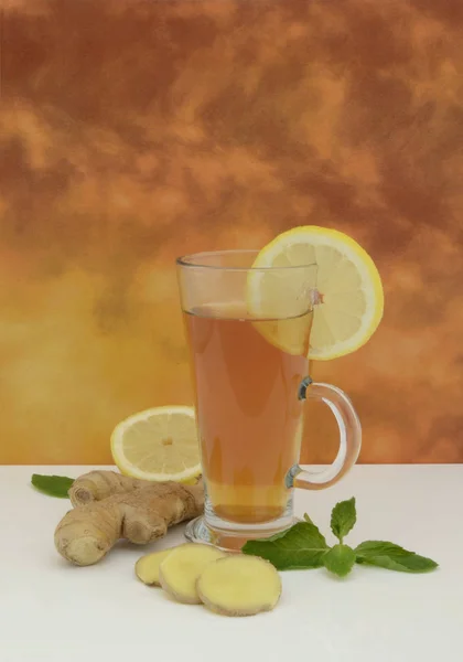 Bardak taze zencefil ve limon çayı