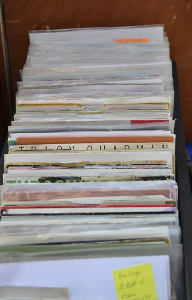 오래 된 단일 비닐 레코드의 행 — 스톡 사진