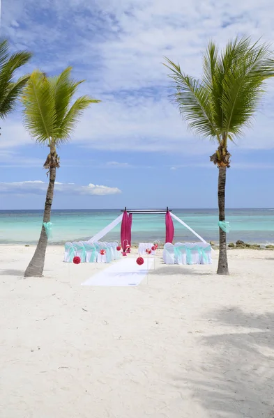 Impostazione romantica del luogo di nozze sulla spiaggia — Foto Stock