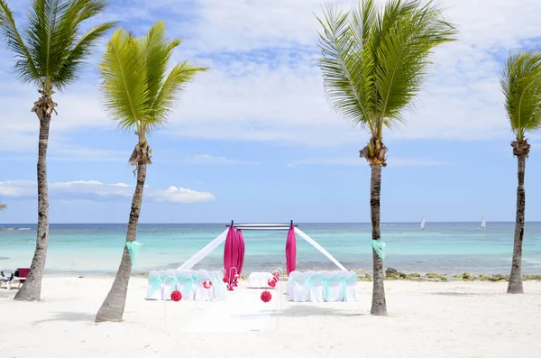 Configurazione della cerimonia nuziale tropicale sulla spiaggia — Foto Stock