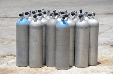 Marina kenarında tüplü dalış tankları