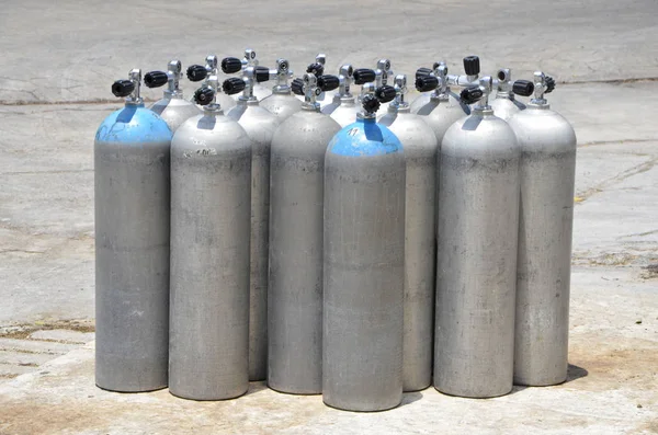 Marina kenarında tüplü dalış tankları