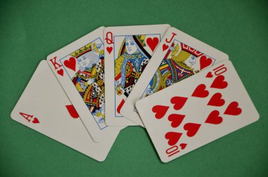 Yeşil Baize tablo üzerinde Poker Royal Flush el kazanan dışarı fanned