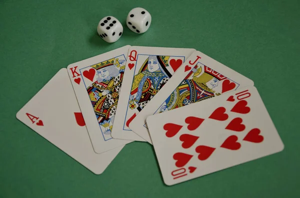 Fanned Out Red Hearts Poker Royal Flush y dados en Green Baize — Foto de Stock