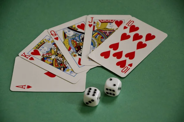 Kırmızı kalpler ödüllü poker Royal Flush ve Dice üzerinde yeşil Baize