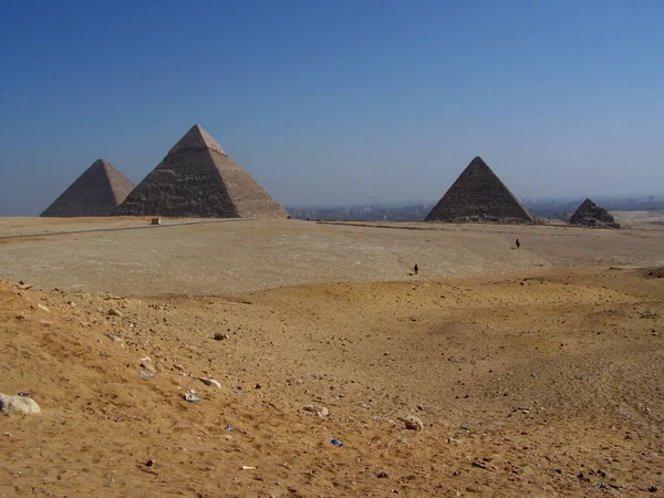 Landschap van de piramides van Gizeh met Cairo stad in de Distanc woestijn — Stockfoto