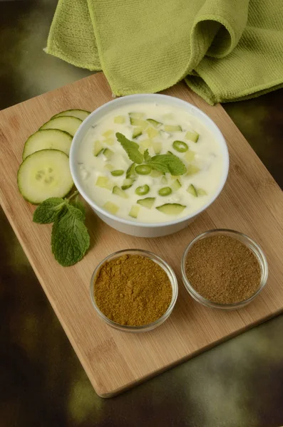 Raita yoğurt Dip ve malzemeler