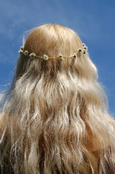 Blond Hippy tjej i Chick Daisy Chain — Stockfoto