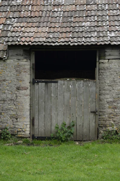 Oude houten schuur deuropening naar de boerderij — Stockfoto