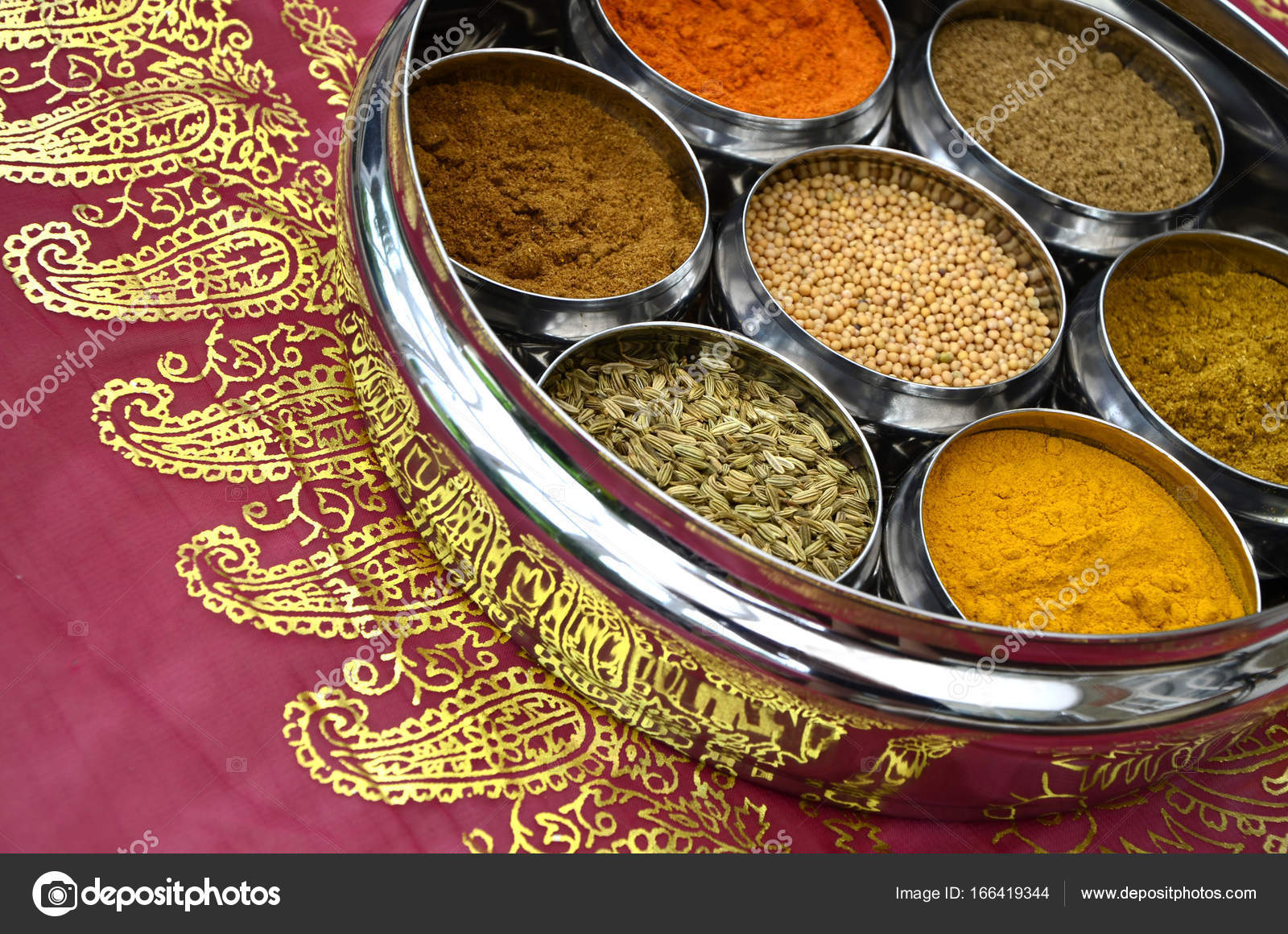 Indische Küche Kochen Gewürze in silbernen Töpfen auf einem rosa und