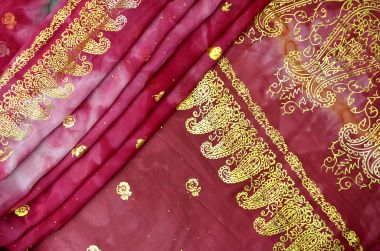 Pembe Pembe Hint Sari altın Paisley desen kenarlığı olan katlanmış