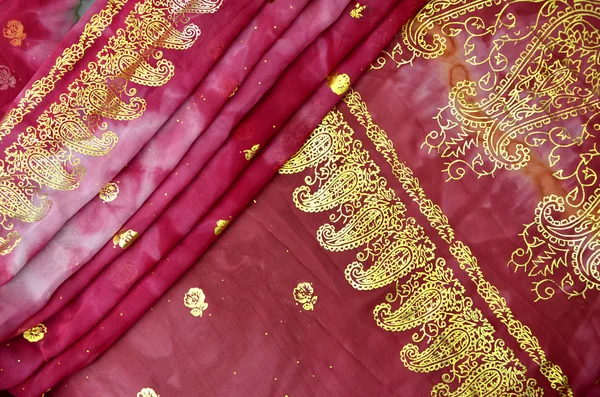 Pembe Pembe Hint Sari altın Paisley desen kenarlığı olan katlanmış