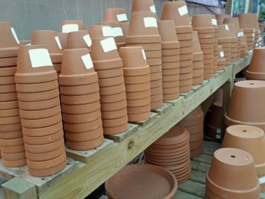 Terracotta saksılar Satılık yığınları