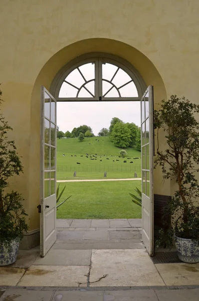 Out bir İngiliz Country Estate üzerine açılan kapılar