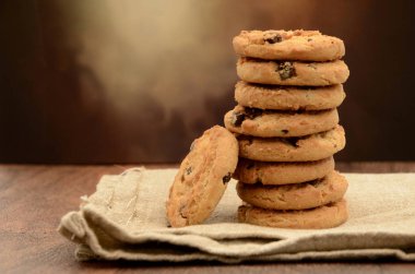 Çikolatalı kurabiye peçete üzerinde yığını