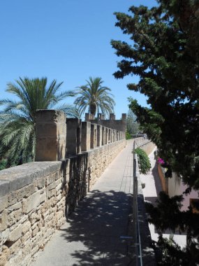 Geçit Ortaçağ Alcudia Old Town duvarların üzerine
