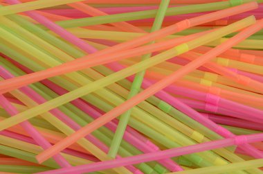 Çok Renkli Plastik İçme Pipetleri Yığını