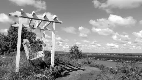 Old Swing balancent lentement dans le vent — Video