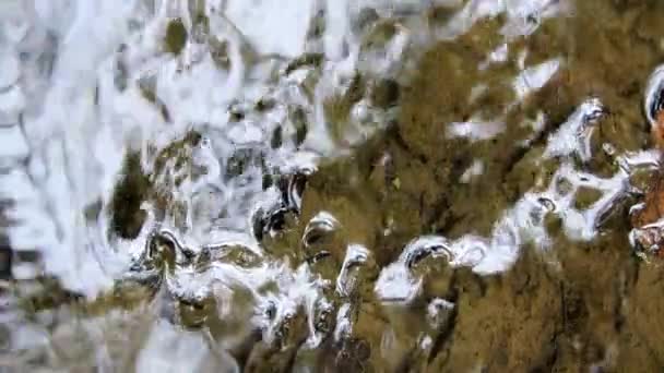 Gebirgsbach, Bach, Wasserfall, Fluss - Wassertropfen, die Wassermuster — Stockvideo