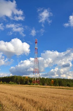Hareket eden telefon hücresel telekomünikasyon radyo tv anten Kulesi mavi gökyüzü karşı