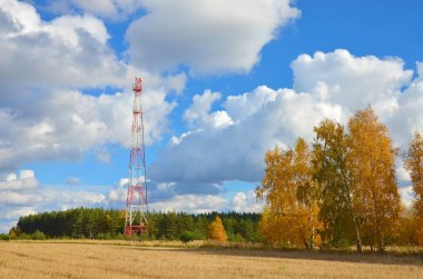 Hareket eden telefon hücresel telekomünikasyon radyo tv anten Kulesi mavi gökyüzü karşı