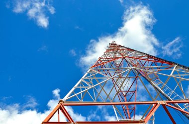 Hareket eden telefon hücresel telekomünikasyon radyo tv anten Kulesi mavi gökyüzü karşı