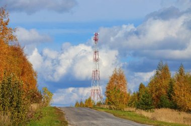 Hareket eden telefon hücresel telekomünikasyon radyo tv anten Kulesi mavi gökyüzü karşı