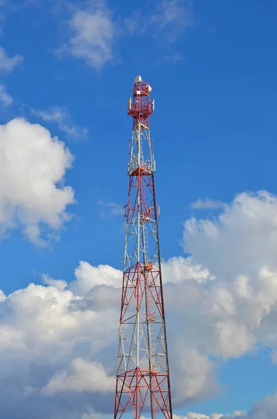 Teléfono móvil celular telecomunicación radio tv antena torre contra el cielo azul — Foto de Stock