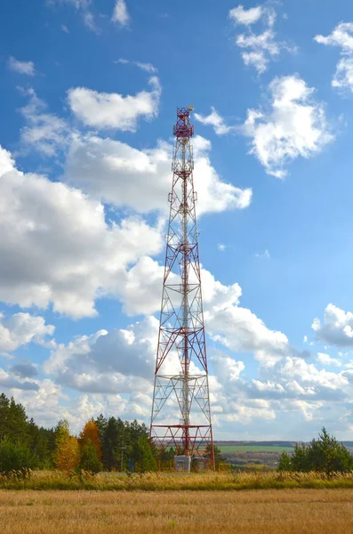 Teléfono móvil celular telecomunicación radio tv antena torre contra el cielo azul — Foto de Stock