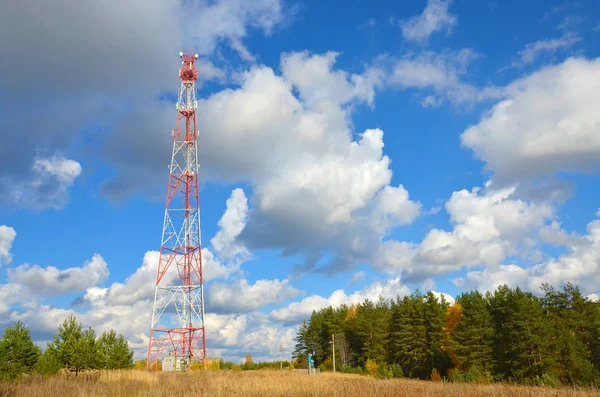 Cellulare telecomunicazione radio tv antenna torre contro cielo blu — Foto Stock