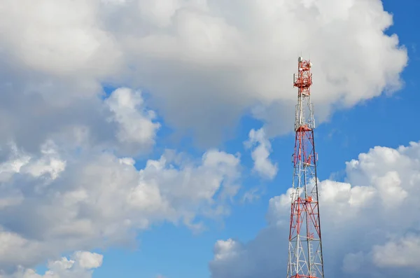 Teléfono móvil celular telecomunicación radio tv antena torre contra el cielo azul — Foto de Stock