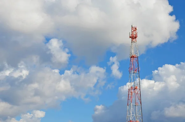 Hareket eden telefon hücresel telekomünikasyon radyo tv anten Kulesi mavi gökyüzü karşı
