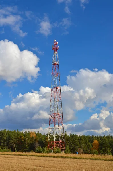 Teléfono móvil celular telecomunicación radio tv antena torre contra el cielo azul — Foto de Stock