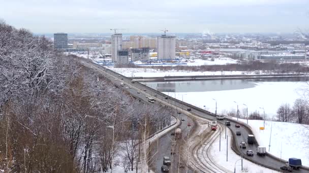 冬季行驶在雪地路上的汽车, 高速公路沿线的交通 — 图库视频影像