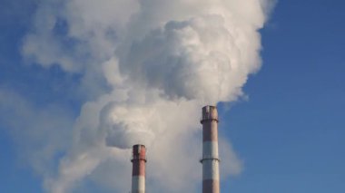 Bitki hava kirliliği. Duman ve mavi gökyüzü arka plan üzerinde borular