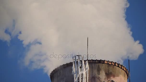 Contaminación del aire de la planta. Humo y pipas en el fondo del cielo azul — Vídeo de stock