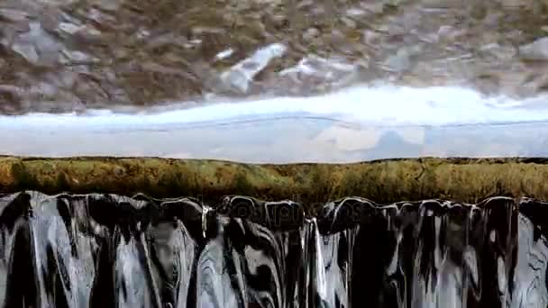 Fiume torrente torrente di montagna cascata - scorre acqua corrente, da vicino — Video Stock