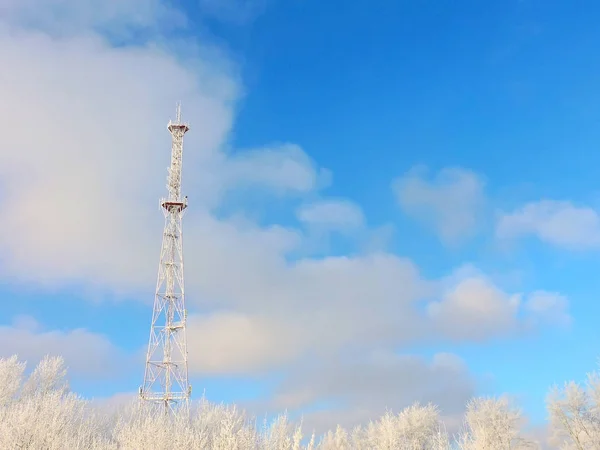 Hücre anten, verici. Telekom Tv radyo mobil kule mavi gökyüzü karşı