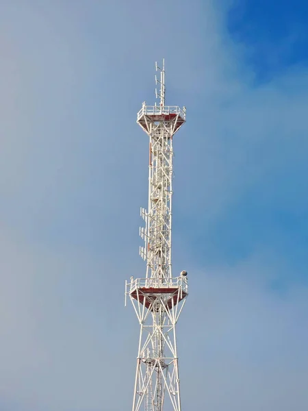 Hücre anten, verici. Telekom Tv radyo mobil kule mavi gökyüzü karşı