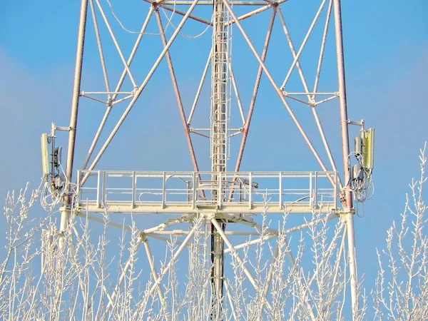 Antena celular, transmisor. Telecom TV radio móvil torre contra el cielo azul — Foto de Stock