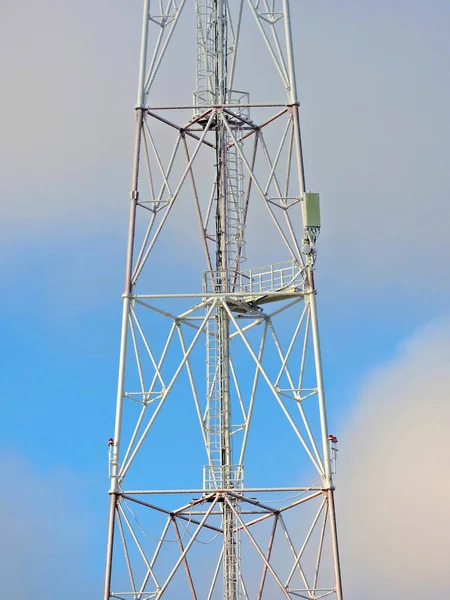 Hücre anten, verici. Telekom Tv radyo mobil kule mavi gökyüzü karşı
