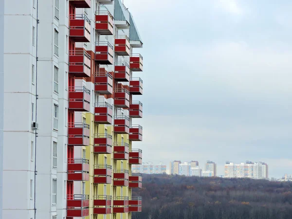 Panoramik bir apartmanın balkonundan