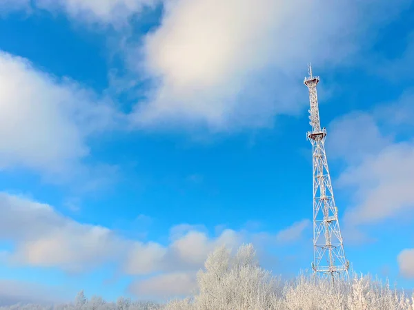 Cell-antenn, sändare. Telecom Tv radio mobilt torn mot blå himmel — Stockfoto