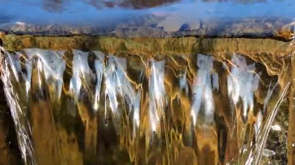 Vodopád mountain creek toku řeky - tekoucí, tekoucí vodou, zblízka — Stock video